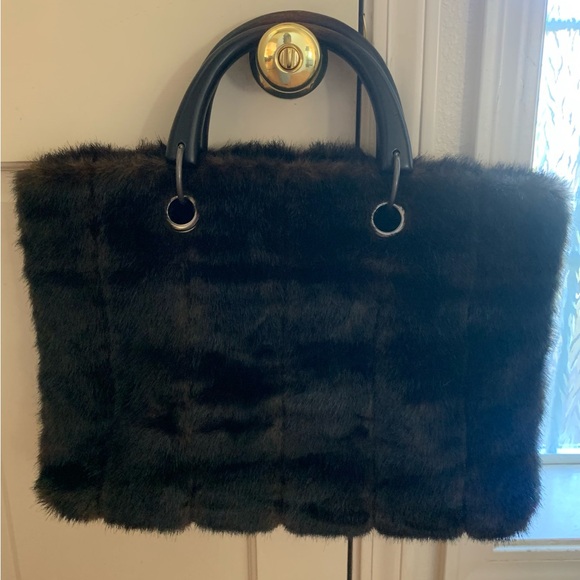 Distinctive faux-fur bag with chunky wood handles. Retro/vintage style. - Picture 2 of 8